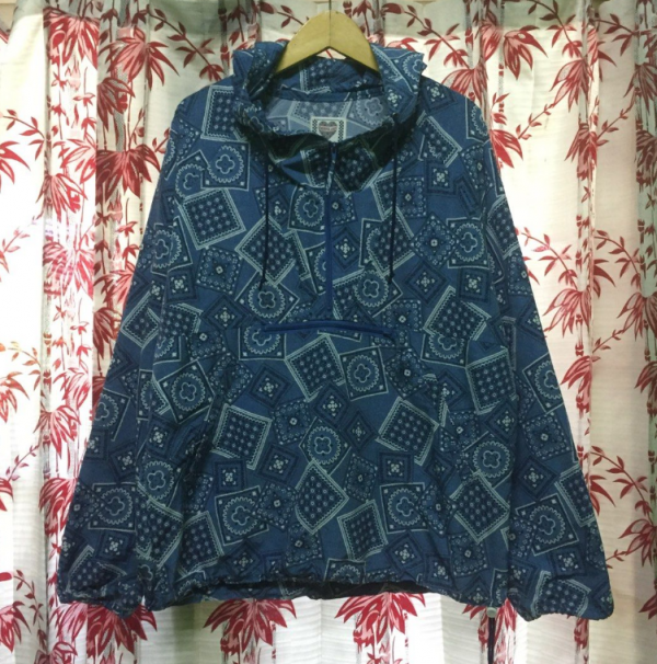 Hoodie dengan motif batik retro